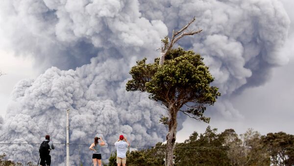 People watch as ash erupts from the Halemaumau crater near the community of Volcano during ongoing eruptions of the Kilauea Volcano in Hawaii, US, May 15, 2018 - Sputnik International