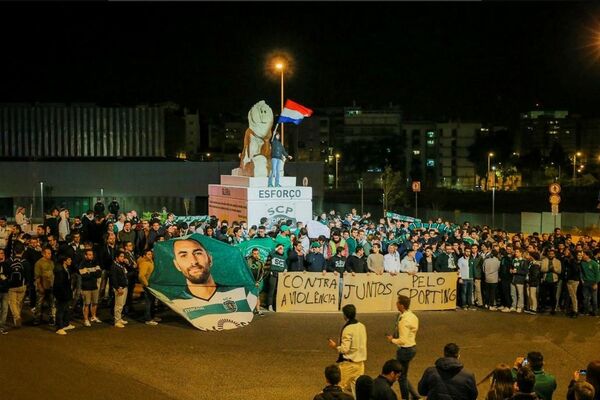 More than 500 Sporting fans gathered outside Alvalade last night to display their disgust with the hooligan attack and show their support to the players, technical staff and the club - Sputnik International