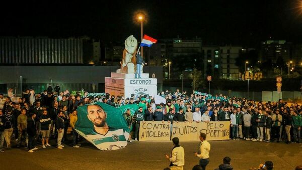 More than 500 Sporting fans gathered outside Alvalade last night to display their disgust with the hooligan attack and show their support to the players, technical staff and the club - Sputnik International