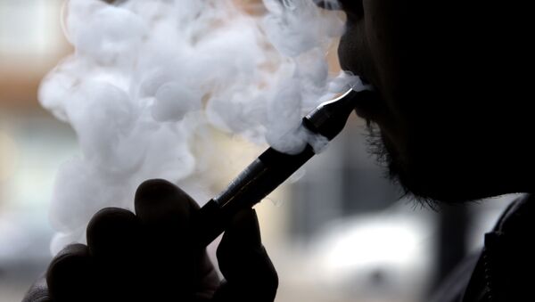 FILE - In this April 23, 2014 file photo, a man smokes an electronic cigarette in Chicago. - Sputnik International