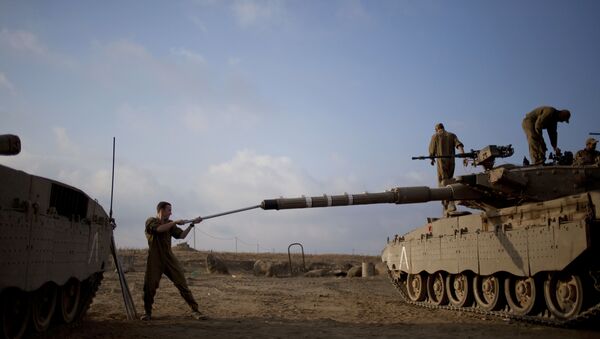 Israeli soldier work on a tank placed near the border with Syria on the Golan Heights (File) - Sputnik International