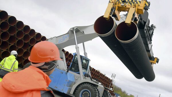 Steel pipes for the North Stream 2 pipeline are uploaded in Mukran harbour in Sassnitz, Germany (File) - Sputnik International