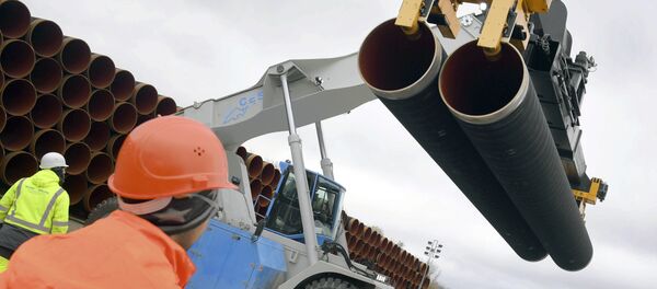 Steel pipes for the North Stream 2 pipeline are uploaded in Mukran harbour in Sassnitz, Germany (File) - Sputnik International