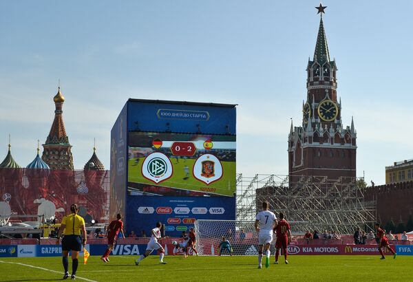 Players of the Spanish and German teams during a football match on Red Square marking 1000 days before 2018 World Cup in Russia. - Sputnik International