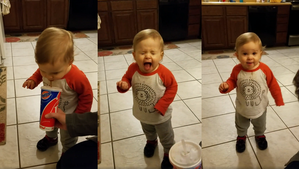 What the Fizz? Toddler Disgusted, Energized After Tiniest Sip of Soda - Sputnik International