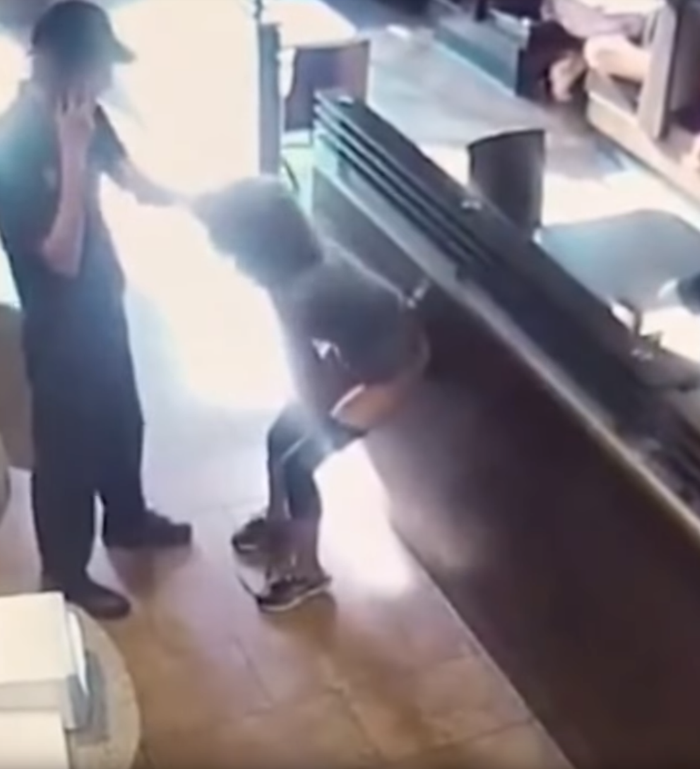 Woman Refused Toilet Uses Restaurant Floor Instead, Hurls Poop at Staff  (VIDEO) - 18.05.2018, Sputnik International