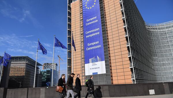 A picture taken on March 14, 2018 shows European Union flags next to the European Commission headquarters in Brussels, adorned by a banner displaying its name in French, amongst others European languages - Sputnik International