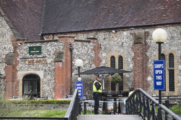 A police officer near the Mill pub in Salisbury, where the traces of the nerve agent used to poison former Main Intelligence Directorate colonel Sergei Skripal and his daughter Yulia were found A police officer near the Mill pub in Salisbury, where the traces of the nerve agent used to poison former Main Intelligence Directorate colonel Sergei Skripal and his daughter Yulia were found - Sputnik International