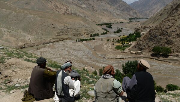 Afghan villagers sit on hilltop in the Guzargah-e-Nur district of Baghlan province (File) - Sputnik International