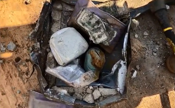 New Yorkers discover 'cable box' in their backyard was actually a stolen safe filled with money, diamonds and gold. New Yorkers discover 'cable box' in their backyard was actually a stolen safe filled with money, diamonds and gold. - Sputnik International