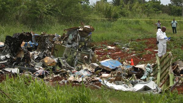 A rescue team member works at the wreckage of a Boeing 737 plane that crashed in the agricultural area of Boyeros, around 20 km (12 miles) south of Havana, shortly after taking off from Havana's main airport in Cuba, May 18, 2018. - Sputnik International