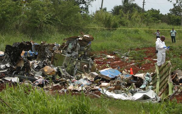 A rescue team member works at the wreckage of a Boeing 737 plane that crashed in the agricultural area of Boyeros, around 20 km (12 miles) south of Havana, shortly after taking off from Havana's main airport in Cuba, May 18, 2018. - Sputnik International