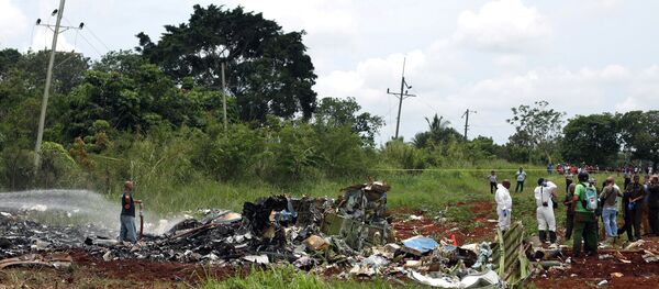 Rescue team members work in the wreckage of a Boeing 737 plane that crashed in the agricultural area of Boyeros, around 20 km (12 miles) south of Havana, shortly after taking off from Havana's main airport in Cuba, May 18, 2018. - Sputnik International