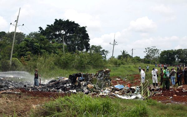 Rescue team members work in the wreckage of a Boeing 737 plane that crashed in the agricultural area of Boyeros, around 20 km (12 miles) south of Havana, shortly after taking off from Havana's main airport in Cuba, May 18, 2018. - Sputnik International