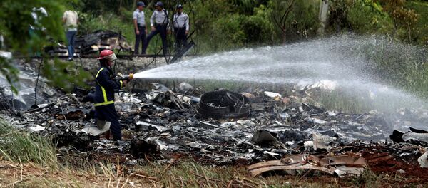 Firefighters work in the wreckage of a Boeing 737 plane that crashed in the agricultural area of Boyeros, around 20 km (12 miles) south of Havana, shortly after taking off from Havana's main airport in Cuba, May 18, 2018. - Sputnik International
