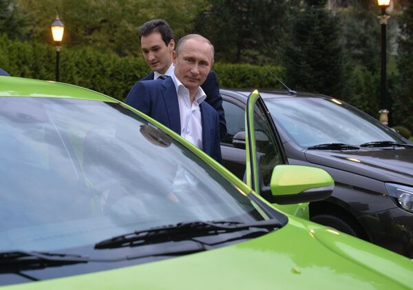 President Vladimir Putin (foreground) taking his seat behind the wheel of the new AvtoVaz model Lada Vesta to drive to the International Valdai Discussion Club's 12th annual meeting at the Bocharov Ruchei residence in Sochi, October 22, 2015 President Vladimir Putin (foreground) taking his seat behind the wheel of the new AvtoVaz model Lada Vesta to drive to the International Valdai Discussion Club's 12th annual meeting at the Bocharov Ruchei residence in Sochi, October 22, 2015 - Sputnik International