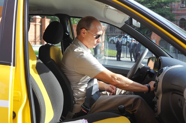 August 27, 2010. Prime Minister Vladimir Putin driving along the Chita-Khabarovsk highway in a Lada Kalina August 27, 2010. Prime Minister Vladimir Putin driving along the Chita-Khabarovsk highway in a Lada Kalina - Sputnik International