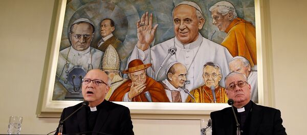Chilean bishops Luis Fernando Ramos Perez (L) and Juan Ignacio Gonzalez Errazuriz hold a news conference ahead of three days of closed-door, crisis meetings with Pope Francis at the Vatican, May 14, 2018 - Sputnik International