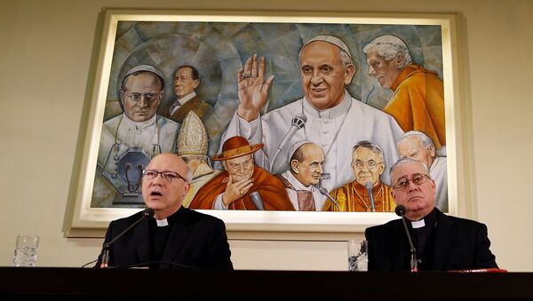 Chilean bishops Luis Fernando Ramos Perez (L) and Juan Ignacio Gonzalez Errazuriz hold a news conference ahead of three days of closed-door, crisis meetings with Pope Francis at the Vatican, May 14, 2018 - Sputnik International