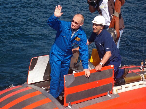 Vladimir Putin boards a Mir submersible to dive to Lake Baikal's bottom Vladimir Putin boards a Mir submersible to dive to Lake Baikal's bottom - Sputnik International