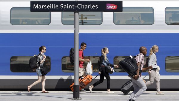 Passengers run along a platform at the Gare St-Charles station in Marseille, southern France (File) - Sputnik International