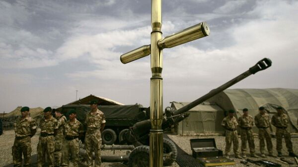 British army soldiers backdrop a cross, part of a monument in the memory of fallen comrades in Helmand province (File) - Sputnik International