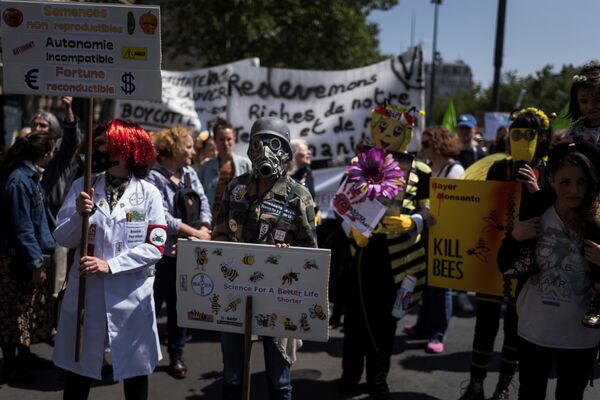 People take part in a demonstration to protest against industrial giants Monsanto, Bayer and Syngenta at the Place de la Republique in Paris on May 19, 2018 - Sputnik International