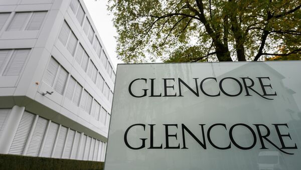 A picture taken on October 10, 2015 shows the logo of Glencore at the Swiss commodity trading giant's headquarters in Baar, central Switzerland - Sputnik International