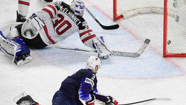 United States' Nick Bonino scores a goal during the 2018 IIHF World Championship bronze medal match between the national teams of the United States and Canada - Sputnik International