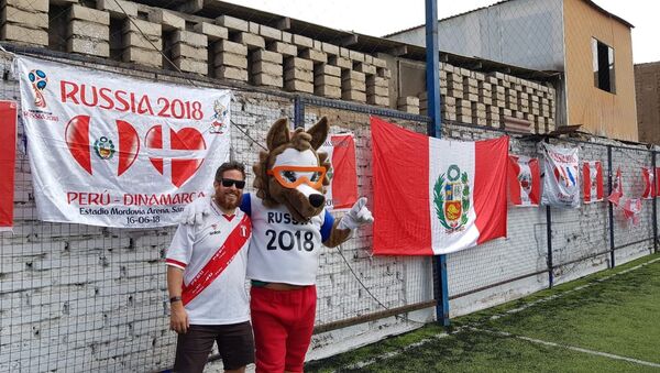 Enrique de la Lama with the 2018 World Cup mascot Zabivaka - Sputnik International