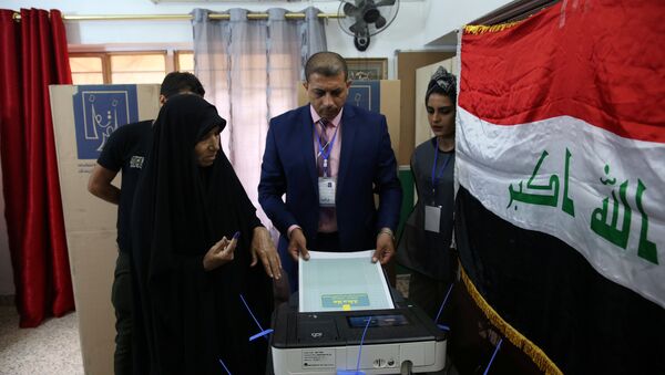 An Iraqi woman casts her vote at a polling station during the parliamentary election in Baghdad, Iraq May 12, 2018 - Sputnik International