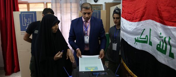 An Iraqi woman casts her vote at a polling station during the parliamentary election in Baghdad, Iraq May 12, 2018 - Sputnik International