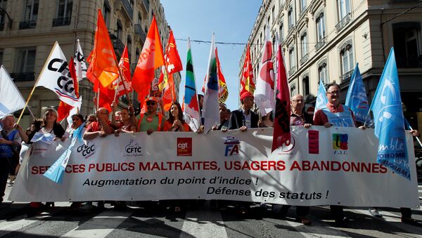 French civil servants carry labour union flags as they march behind a banner during a national day of strikes by public sector workers, in Lyon, France, May 22, 2018 - Sputnik International