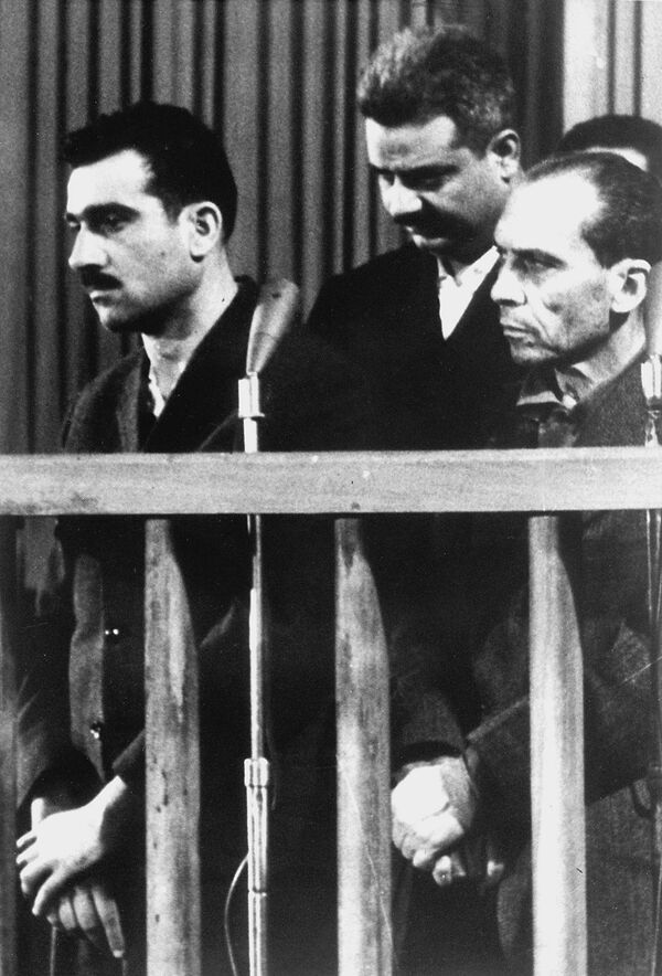 Picture dated 09 May 1965 shows Israeli spy Eli Cohen (L) and two other unidentified co-defendants, during their trial in Damascus, ten days before his executio Picture dated 09 May 1965 shows Israeli spy Eli Cohen (L) and two other unidentified co-defendants, during their trial in Damascus, ten days before his executio - Sputnik International