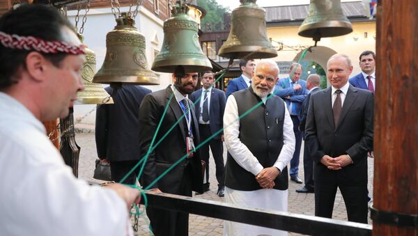 Russian President Vladimir Putin and Indian Prime Minister Narendra Modi during a visit to the My Russia culture & ethnography center - Sputnik International