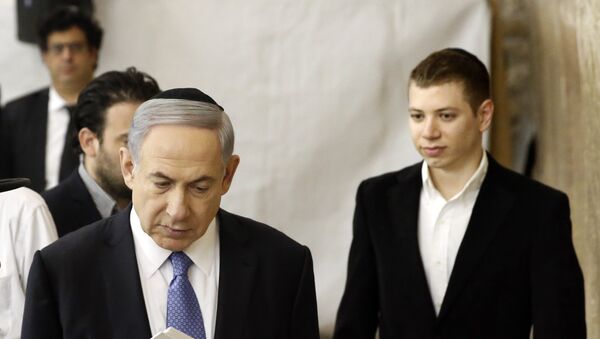 A picture taken on March 18, 2015 shows Israeli Prime Minister Benjamin Netanyahu (L) and his son Yair visiting the Wailing Wall in Jerusalem - Sputnik International