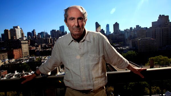 Author Philip Roth poses in New York - Sputnik International