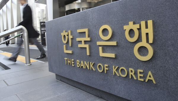 A man walks by the sign of the Bank of Korea in Seoul, South Korea, Thursday, Nov. 30, 2017 - Sputnik International
