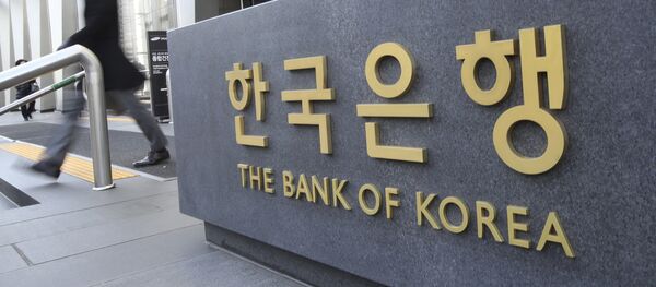 A man walks by the sign of the Bank of Korea in Seoul, South Korea, Thursday, Nov. 30, 2017 - Sputnik International