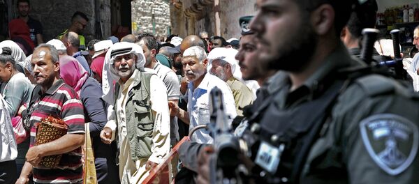 Israeli police stand guard in the main street of the Muslim Quarter in Jerusalem's Old City after Palestinian worshippers took part in the first Friday prayers of the holy month of Ramadan in Jerusalem's Al-Aqsa Mosque compound on May 18, 2018 Israeli police stand guard in the main street of the Muslim Quarter in Jerusalem's Old City after Palestinian worshippers took part in the first Friday prayers of the holy month of Ramadan in Jerusalem's Al-Aqsa Mosque compound on May 18, 2018 - Sputnik International