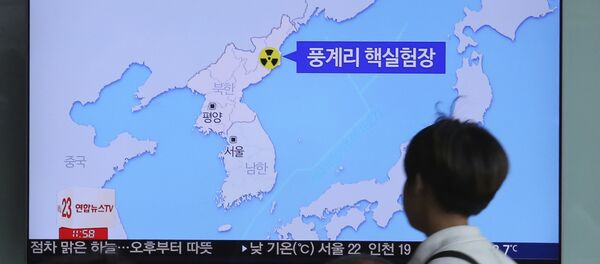 People watch a TV screen reporting that North Korea will dismantle nuke test site during a news program at the Seoul Railway Station in Seoul, South Korea, Sunday, May 13, 2018 - Sputnik International