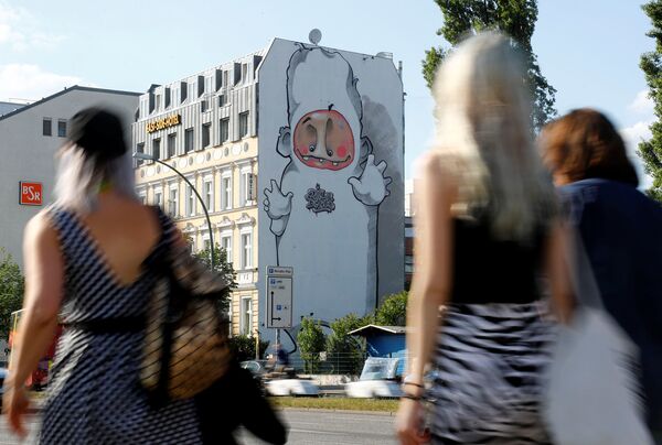 Artwork of urban artists Die Dixons is pictured as part of the first Berlin Mural Fest 2018 - Sputnik International