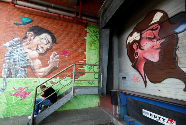Artworks of urban artists are pictured at a former cigarette factory as part of the first Berlin Mural Fest 2018 - Sputnik International