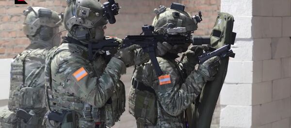 Kalashnikov Concern experts showing Vityaz submachine gun capabilities Kalashnikov Concern experts showing Vityaz submachine gun capabilities - Sputnik International