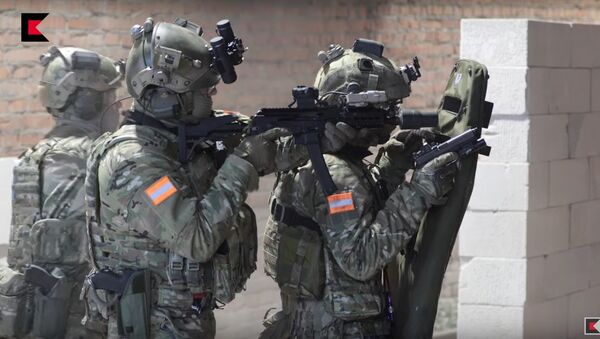 Kalashnikov Concern experts showing Vityaz submachine gun capabilities - Sputnik International