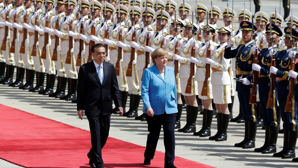 German Chancellor Angela Merkel and Chinese Premier Li Keqiang review the guard of honour during a welcome ceremony outside the Great Hall of the People in Beijing, China May 24, 2018 - Sputnik International