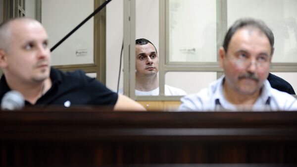 The Ukrainian film-maker Oleg Sentsov (center) seen in the North-Caucasian District Military courtroom, Rostov-on-Don, the venue of initial hearings on the acts of terrorism in Crimea - Sputnik International