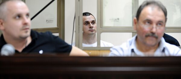The Ukrainian film-maker Oleg Sentsov (center) seen in the North-Caucasian District Military courtroom, Rostov-on-Don, the venue of initial hearings on the acts of terrorism in Crimea - Sputnik International