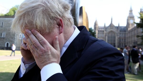 Boris Johnson speaks on the phone in central London, Britain, July 1, 2015. - Sputnik International