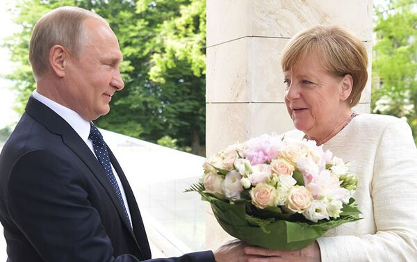 Putin gives Chancellor Merkel flowers, May 21, 2018 - Sputnik International